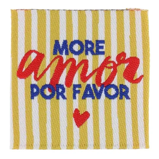 [BO71052] Bohin Kledinglabel opnaaibaar 35x35mm - More amor por favor - 4st